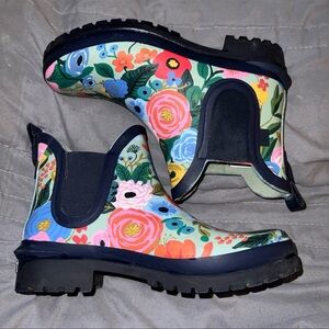 KEDS X RIFLE PAPER CO. COLLAB CHELSEA RAIN BOOT IN WOODLAND FLORAL PRINT/SIZE 7